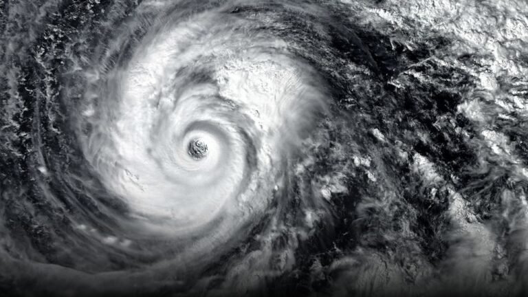Florida Coastline Impact: Hurricane Erin Spurs 9-Foot Offshore Seas Through Thursday