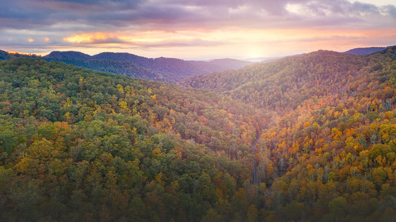 North Carolina Fall Foliage 2025: Peak Color Expected in Late October for Mountains, Early November in Piedmont
