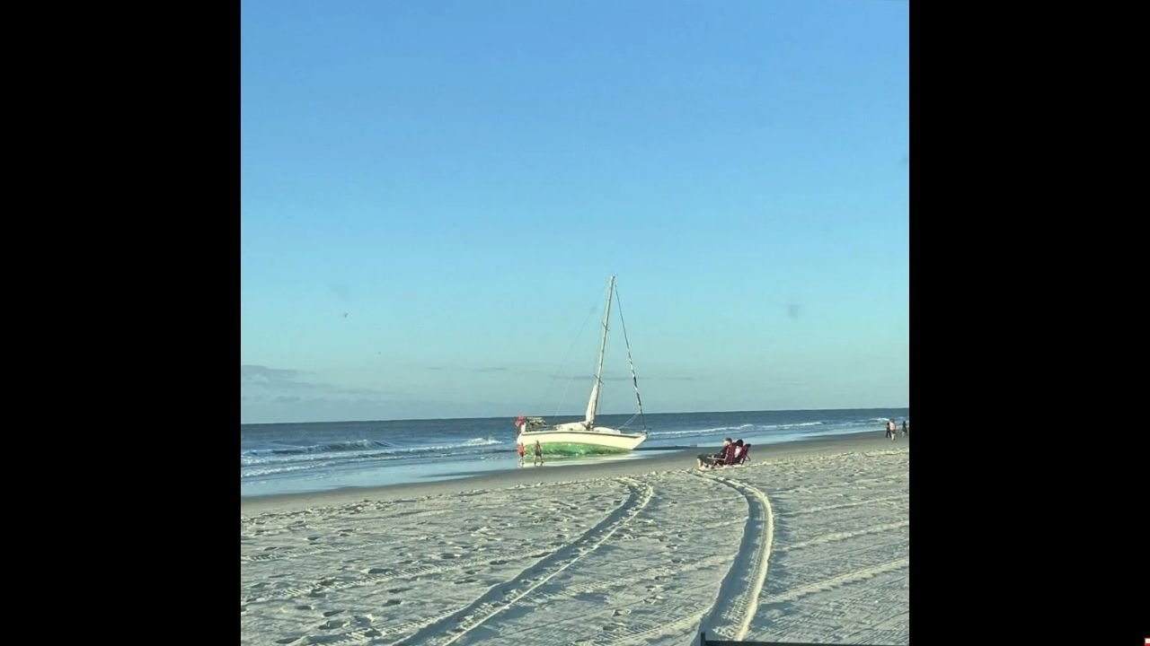 Sailboat Washes Ashore on Myrtle Beach, Drawing Crowds and Curiosity