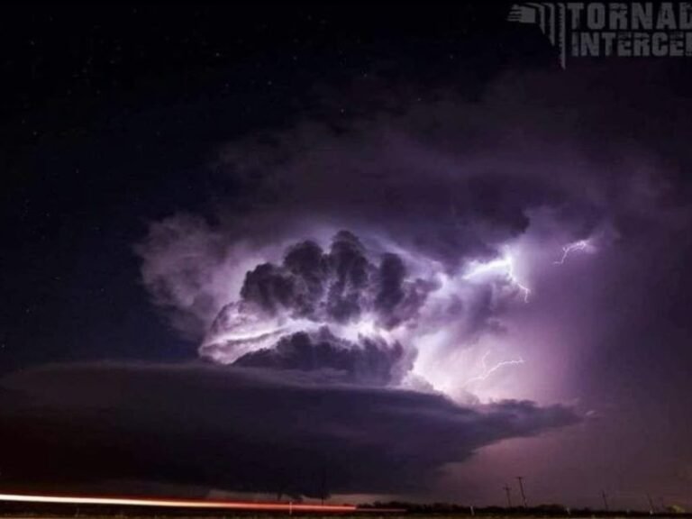 Rare Lightning Formation Over Northwest Texas Creates Striking “Hand of God” Illusion in Night Sky