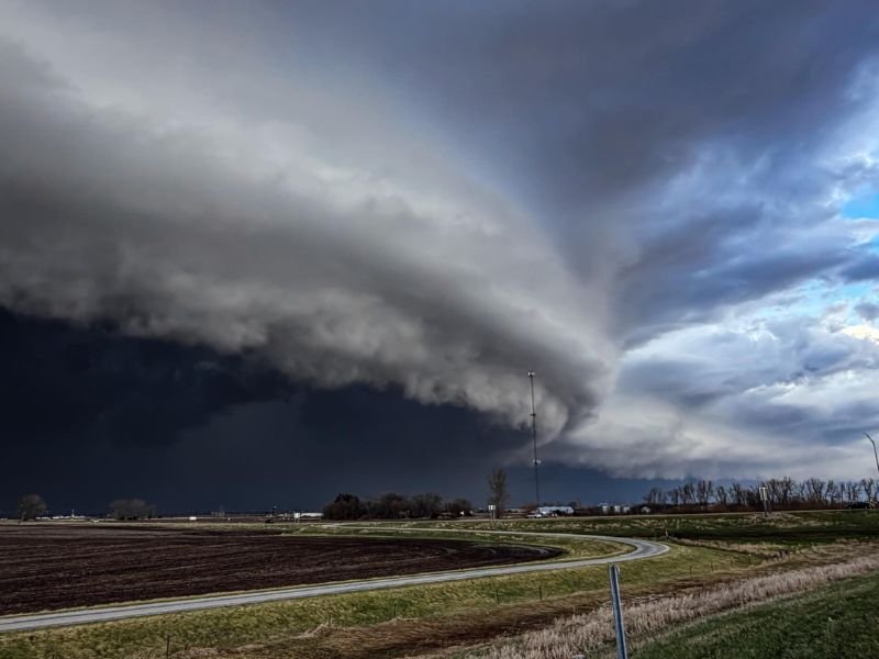 Massive Shelf Cloud Rolls Into Davenport Iowa Signaling Powerful Storm Line With Strong Winds and Sudden Weather Shift