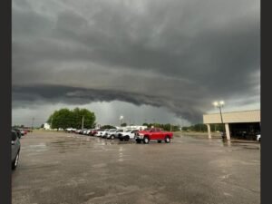 Stronger Storms With Heavy Rain and Intense Lightning Move Through Northeast Arkansas Bringing Dramatic Shelf Cloud Structure Over Mississippi County